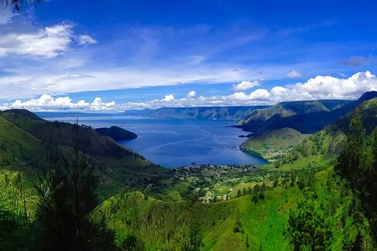 Keindahan alami Danau Toba yang menakjubkan, salah satu danau vulkanik terbesar di dunia