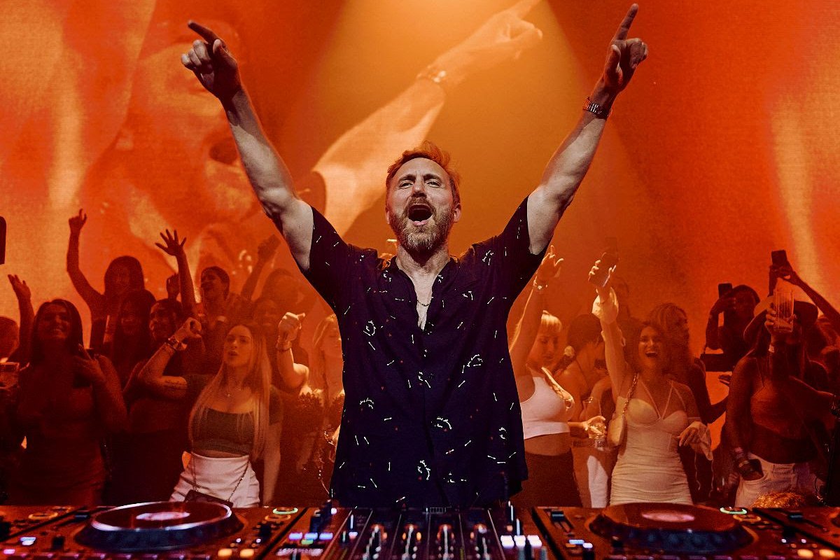 David Guetta, ikon musik elektronik, memainkan musik di atas panggung dengan energi yang memukau