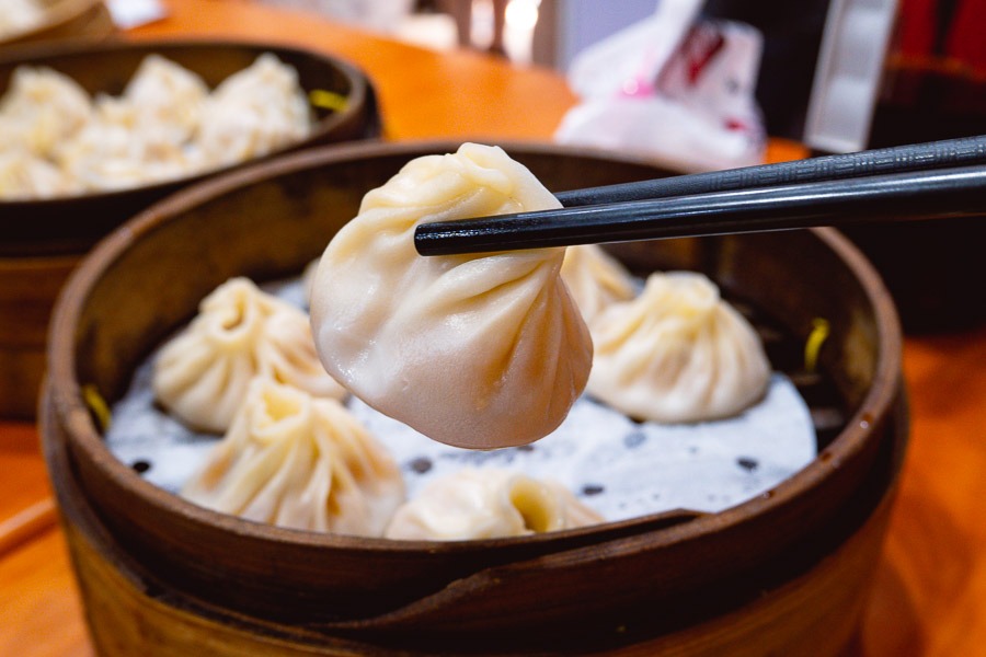 Potret dekat Xiaolongbao dengan kulit tipis yang transparan