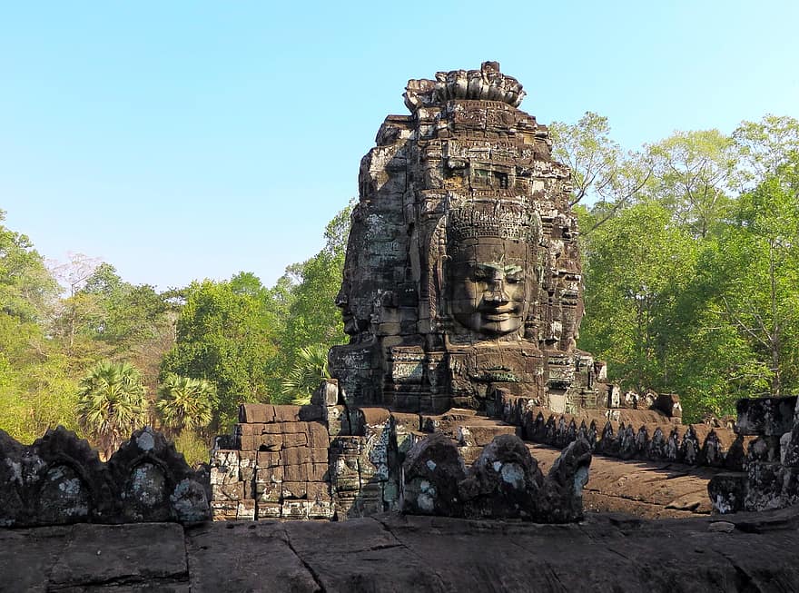 Perspektif Arkeologis Kuil Bayon