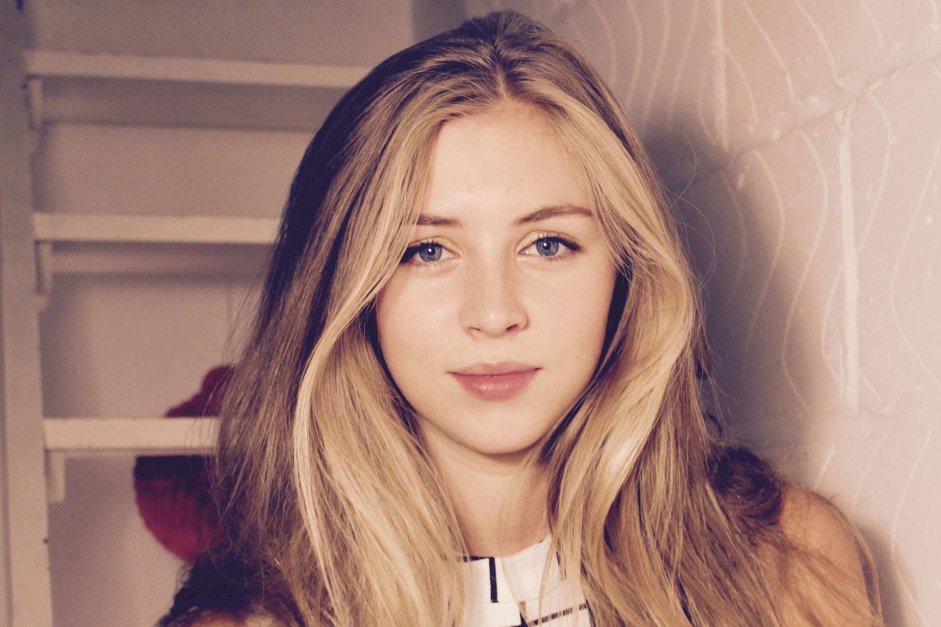 Awal Kehidupan dan Pendidikan hermione Corfield