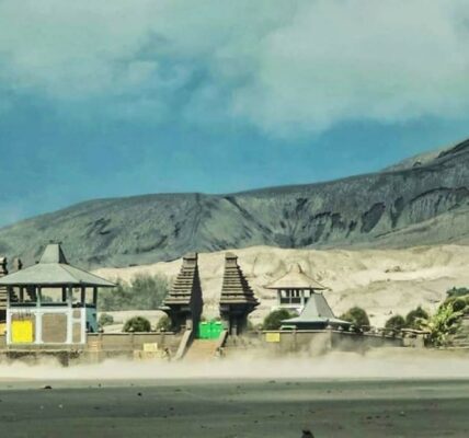 Pura Luhur Poten berdiri megah di kaki Gunung Bromo, menjadi pusat spiritual masyarakat Tengger