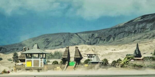 Pura Luhur Poten berdiri megah di kaki Gunung Bromo, menjadi pusat spiritual masyarakat Tengger