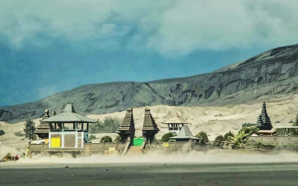 Pura Luhur Poten berdiri megah di kaki Gunung Bromo, menjadi pusat spiritual masyarakat Tengger