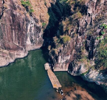 Keindahan Leuwi Tonjong Garut: Pemandangan megah tebing-tebing batu yang menjulang tinggi di sekitar Leuwi Tonjong