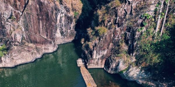 Keindahan Leuwi Tonjong Garut: Pemandangan megah tebing-tebing batu yang menjulang tinggi di sekitar Leuwi Tonjong