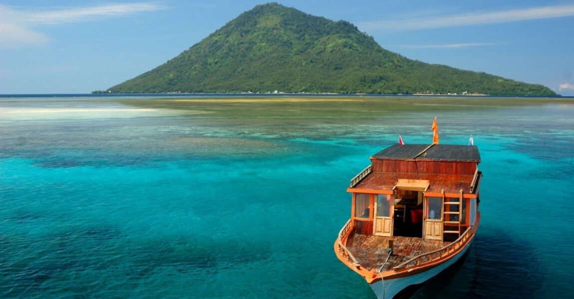 Keindahan Bawah Laut Bunaken Island dengan Terumbu Karang Warna-warni dan Biota Laut yang Menakjubkan