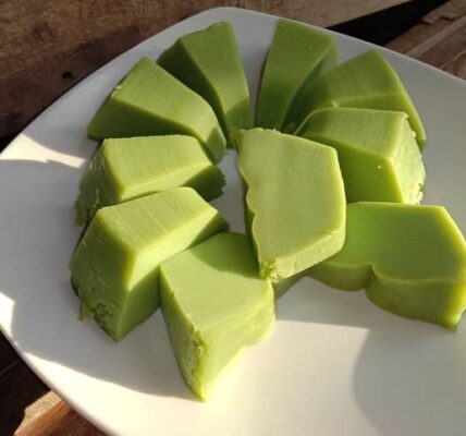 Bolu Kojo Tradisional: Kue khas Palembang yang lembut dan manis, dengan aroma pandan