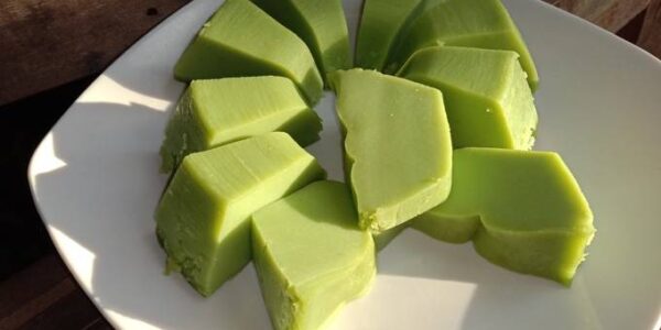 Bolu Kojo Tradisional: Kue khas Palembang yang lembut dan manis, dengan aroma pandan