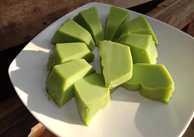 Bolu Kojo Tradisional: Kue khas Palembang yang lembut dan manis, dengan aroma pandan