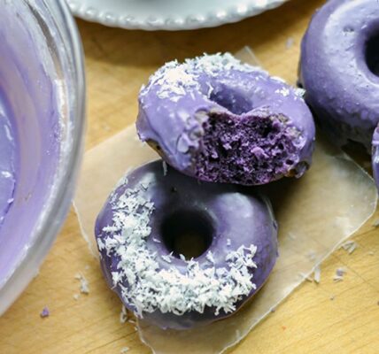 Donat ubi ungu dengan warna alami yang cantik dan tekstur lembut, sempurna untuk camilan sehat