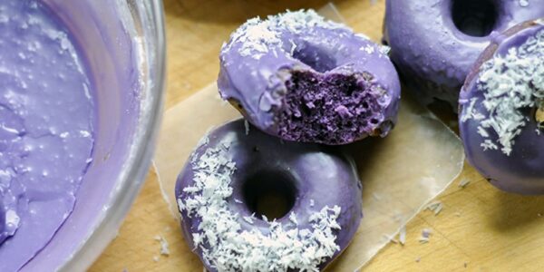 Donat ubi ungu dengan warna alami yang cantik dan tekstur lembut, sempurna untuk camilan sehat