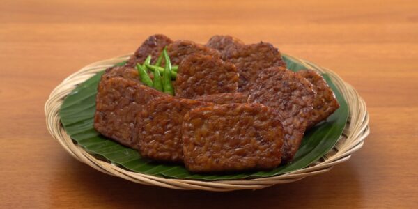 Tempe bacem klasik dengan rasa manis dan gurih yang memanjakan lidah, ideal untuk menu sehari-hari