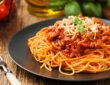 Hidangan spaghetti tuna segar dengan potongan tuna, tomat ceri, dan peterseli yang memberikan rasa gurih dan segar