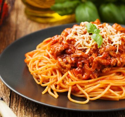 Hidangan spaghetti tuna segar dengan potongan tuna, tomat ceri, dan peterseli yang memberikan rasa gurih dan segar