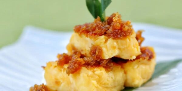 Colenak Manis Lezat dengan Saus Kelapa dan Gula Aren