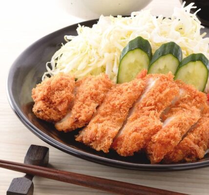 Sushi Ayam Goreng Katsu renyah dengan nasi lembut, disajikan dengan saus tonkatsu yang gurih dan lezat