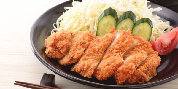 Sushi Ayam Goreng Katsu renyah dengan nasi lembut, disajikan dengan saus tonkatsu yang gurih dan lezat