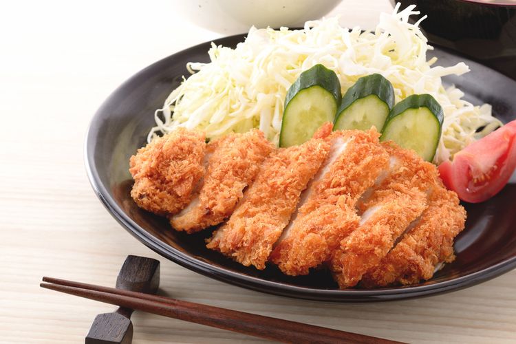 Sushi Ayam Goreng Katsu renyah dengan nasi lembut, disajikan dengan saus tonkatsu yang gurih dan lezat