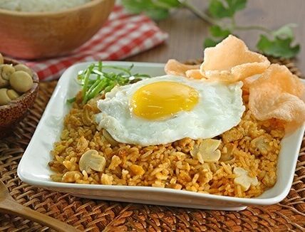 Nasi goreng jamur yang gurih dengan irisan jamur segar dan nasi berbumbu, siap disajikan hangat