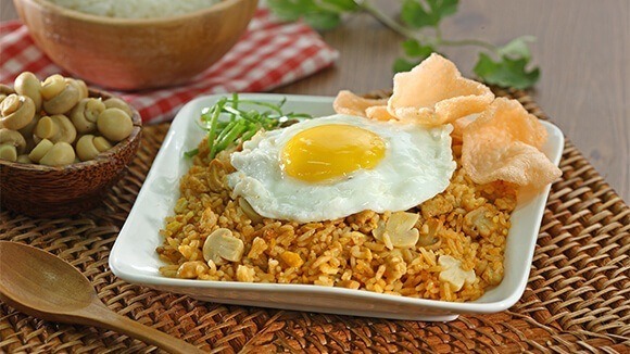 Nasi goreng jamur yang gurih dengan irisan jamur segar dan nasi berbumbu, siap disajikan hangat