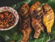 Hidangan ikan mas kecap dengan bumbu kecap manis dan rempah yang meresap sempurna, disajikan dengan nasi hangat