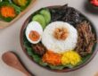 Gambar Nasi Krawu khas Gresik, dengan nasi pulen, daging sapi suwir, serundeng kelapa, dan sambal pedas yang disajikan di piring