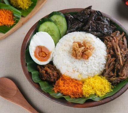 Gambar Nasi Krawu khas Gresik, dengan nasi pulen, daging sapi suwir, serundeng kelapa, dan sambal pedas yang disajikan di piring