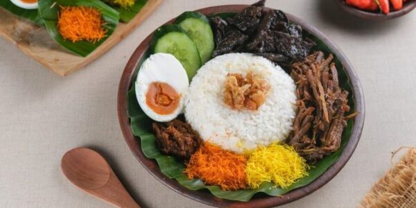 Gambar Nasi Krawu khas Gresik, dengan nasi pulen, daging sapi suwir, serundeng kelapa, dan sambal pedas yang disajikan di piring