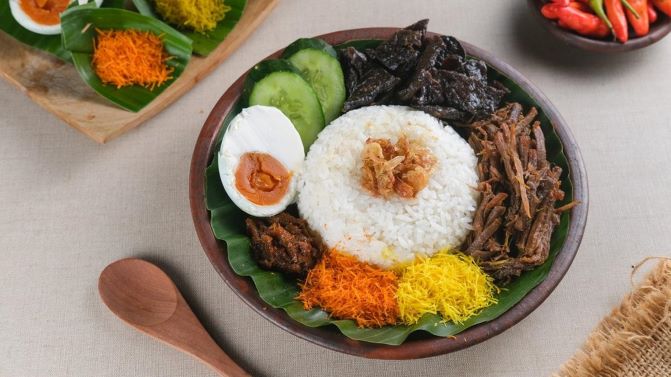 Gambar Nasi Krawu khas Gresik, dengan nasi pulen, daging sapi suwir, serundeng kelapa, dan sambal pedas yang disajikan di piring