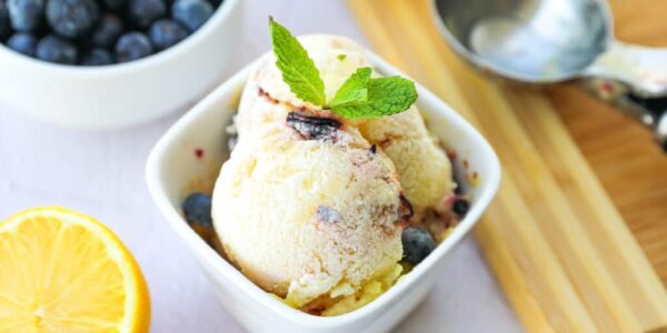 Segelas es lemon berries segar dengan irisan lemon dan buah beri, sempurna untuk menyegarkan hari