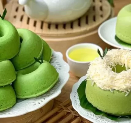 Donat Pandan Lembut: Donat pandan dengan warna hijau alami, tekstur empuk