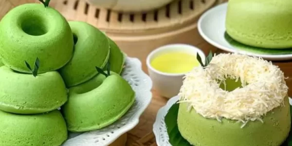 Donat Pandan Lembut: Donat pandan dengan warna hijau alami, tekstur empuk