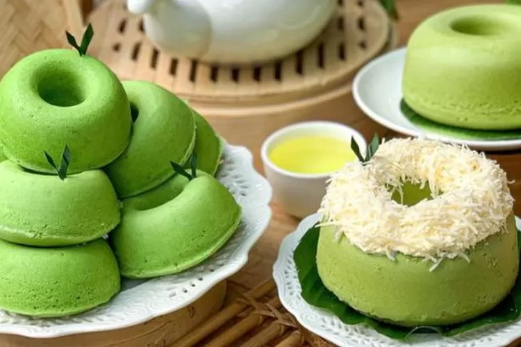 Donat Pandan Lembut: Donat pandan dengan warna hijau alami, tekstur empuk