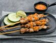 Sate taichan dengan warna daging ayam putih bersih, disajikan dengan sambal merah pedas