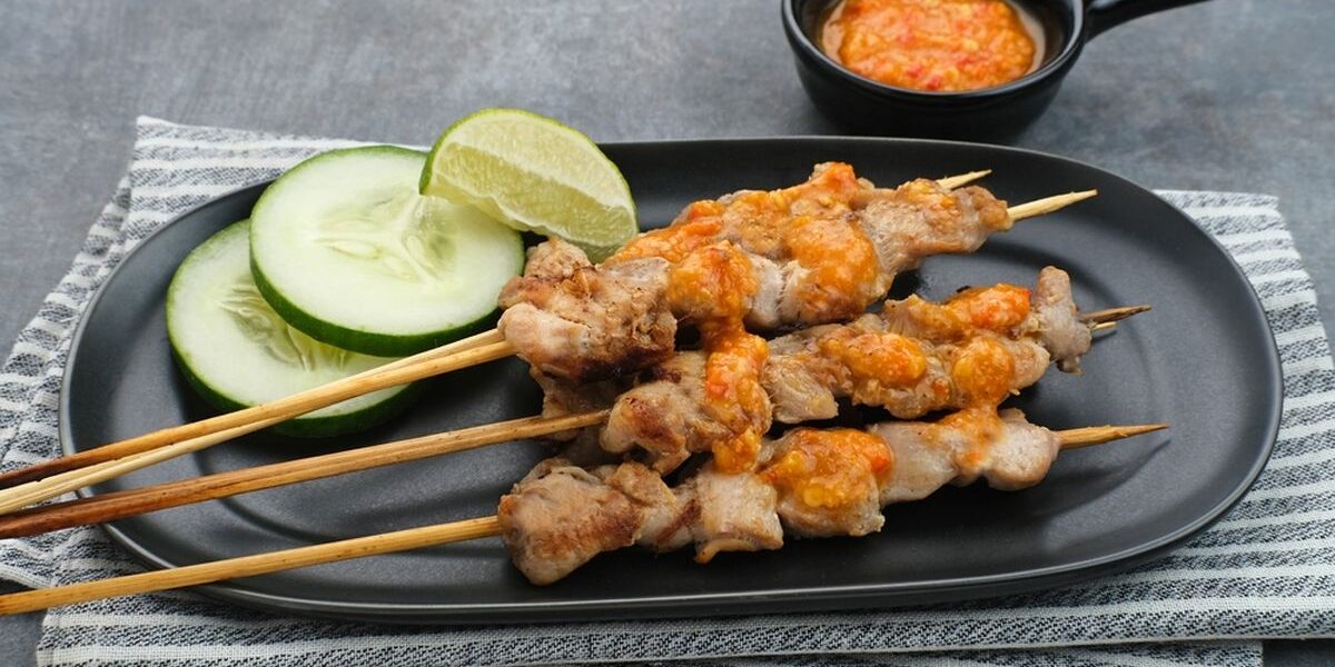 Sate taichan dengan warna daging ayam putih bersih, disajikan dengan sambal merah pedas