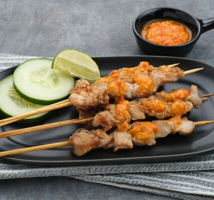 Sate taichan dengan warna daging ayam putih bersih, disajikan dengan sambal merah pedas