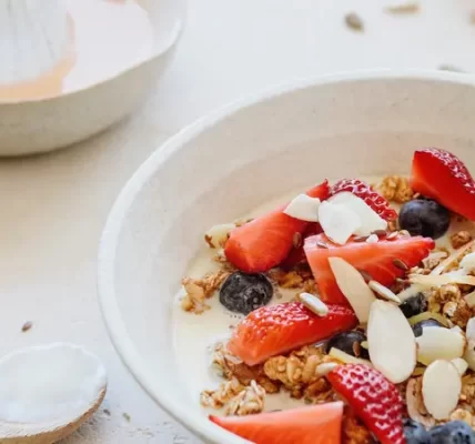 Semangkuk oatmeal buah dengan topping pisang