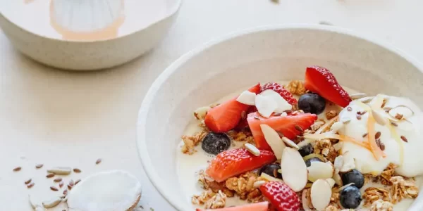 Semangkuk oatmeal buah dengan topping pisang