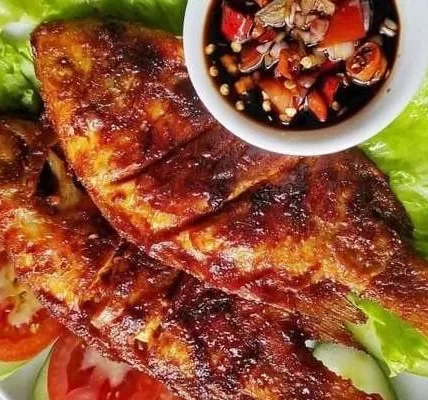 Hidangan ikan nila balado yang menggugah selera, disajikan dengan bumbu pedas khas Nusantara