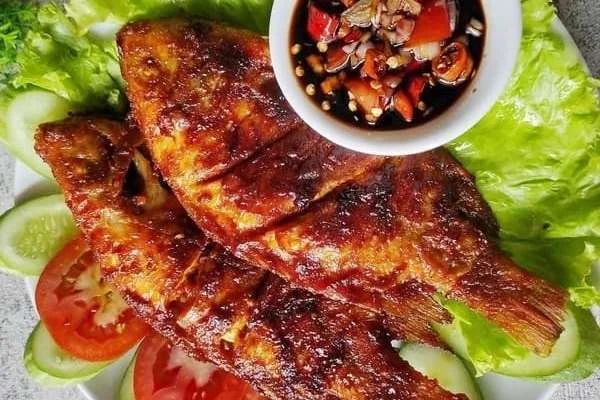 Hidangan ikan nila balado yang menggugah selera, disajikan dengan bumbu pedas khas Nusantara