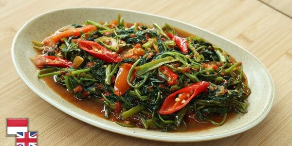 Sepiring tumis kangkung terasi dengan warna hijau segar dan aroma gurih