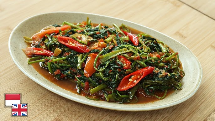 Sepiring tumis kangkung terasi dengan warna hijau segar dan aroma gurih