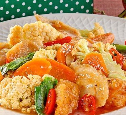 Semangkuk capcay asam manis dengan sayuran segar dan saus yang menggugah selera, cocok untuk makan malam keluarga