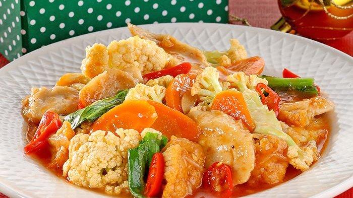 Semangkuk capcay asam manis dengan sayuran segar dan saus yang menggugah selera, cocok untuk makan malam keluarga