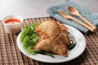 Seporsi Jalangkote Goreng khas Makassar tersaji dengan kulit renyah keemasan dan isian lezat, siap dinikmati dengan saus cuka pedas-manis